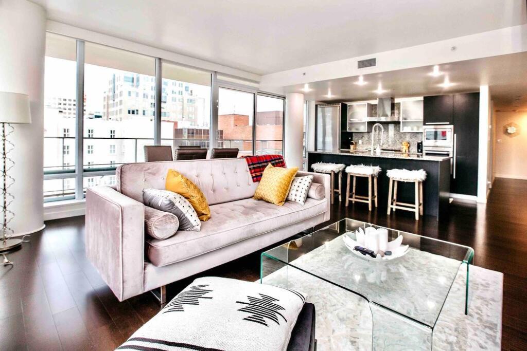 Victoria'S Best Location 2 Bedroom Luxe Condo Eksteriør bilde