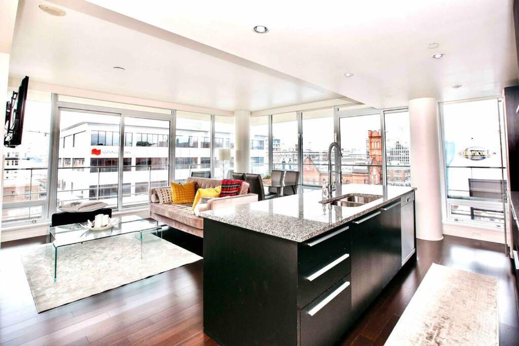 Victoria'S Best Location 2 Bedroom Luxe Condo Eksteriør bilde