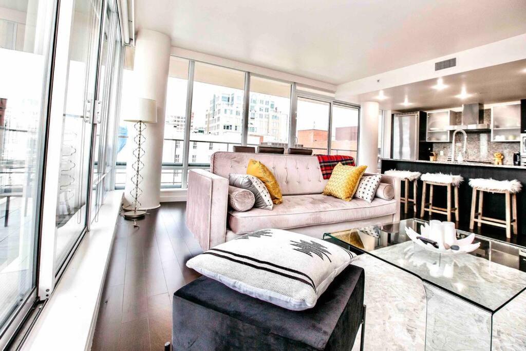 Victoria'S Best Location 2 Bedroom Luxe Condo Eksteriør bilde