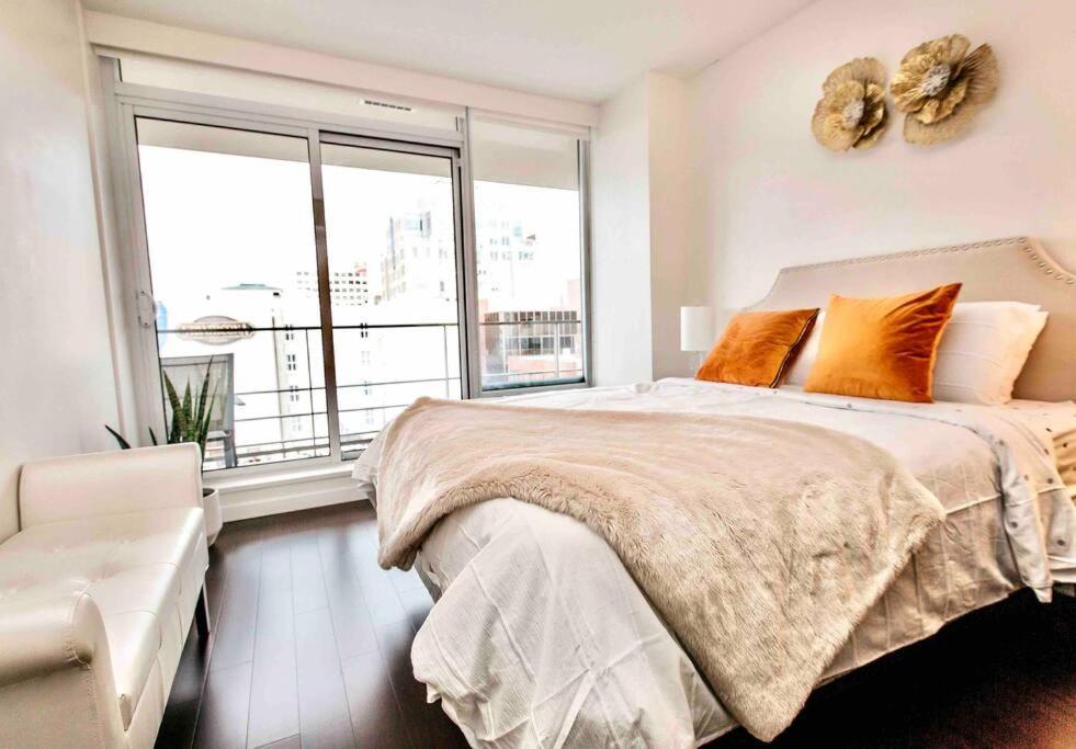 Victoria'S Best Location 2 Bedroom Luxe Condo Eksteriør bilde