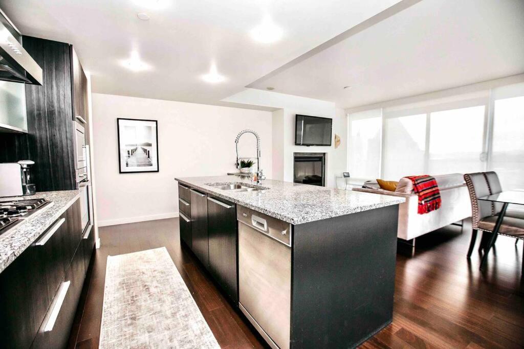 Victoria'S Best Location 2 Bedroom Luxe Condo Eksteriør bilde